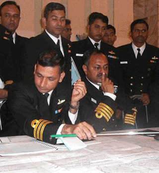 Индийский главный штурман флота капитан 2 ранга М.Рават мелочей в подготовке учения не упускает